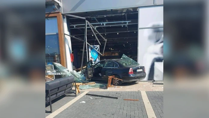 Vodička si pomýlila brzdu s plynom. V Brezne vletela do predajne, ťažko zranila chodkyňu