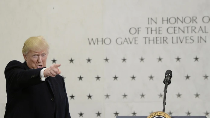 Donald Trump sa prihovára vedeniu CIA.