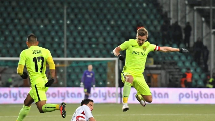 V súboji o loptu vo výskoku Jakub Paur z AS Trenčín a kapitán MŠK Žilina Michal Škavarka.