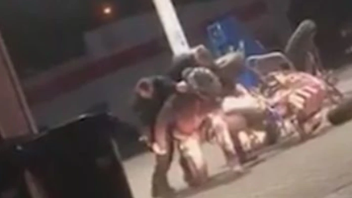 Chišvandová (v strede) pred plastickými operáciami.