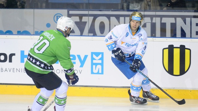 Ľuboš Bartečko (vpravo) z tímu Ľuboša Bartečka (Tipsport) a Ján Tabaček z tímu Róberta Petrovického (Škoda) vo finále zápasu hvi