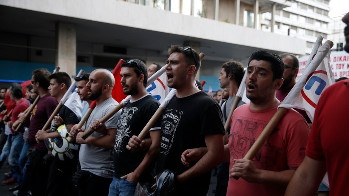 Členovia gréckych odborov PAME skandujú počas protestného zhromaždenia