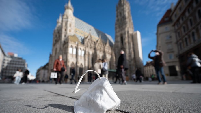 Rakúsko pozastaví zákon o povinnom očkovaní proti covidu
