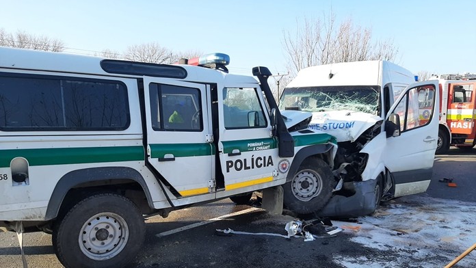 Čelná zrážka policajtov s dodávkou. Muž zákona skočil s ťažkými zraneniami v nemocnici