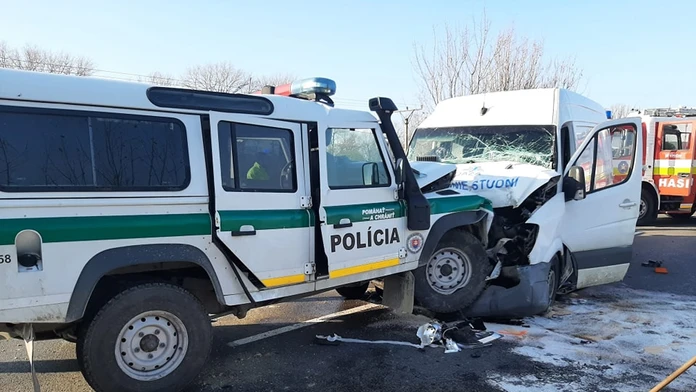 Čelná zrážka policajtov s dodávkou. Muž zákona skočil s ťažkými zraneniami v nemocnici