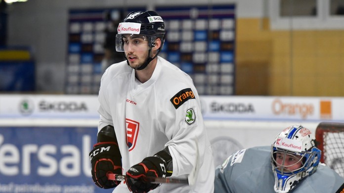 Útočník Tomáš Jurčo a brankár Marek Čiliak počas tréningu na zraze slovenskej hokejovej reprezentácie pred MS v Dánsku.