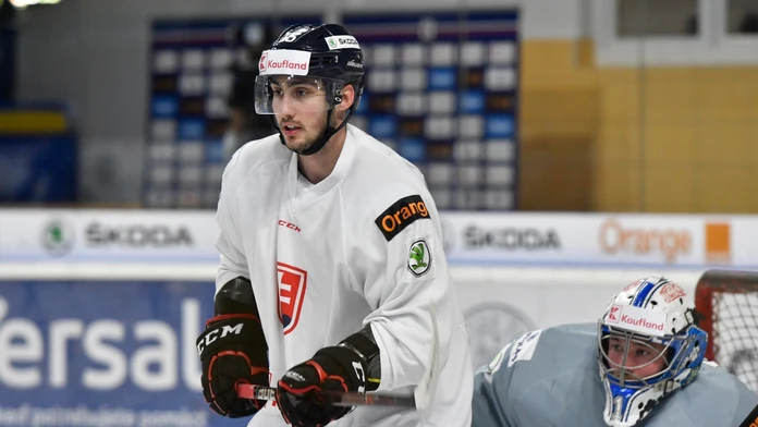 Útočník Tomáš Jurčo a brankár Marek Čiliak počas tréningu na zraze slovenskej hokejovej reprezentácie pred MS v Dánsku.