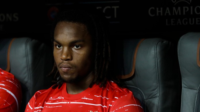 Franck Ribéry (vľavo) strieda spoluhráča z Bayernu Douglasa Costu.