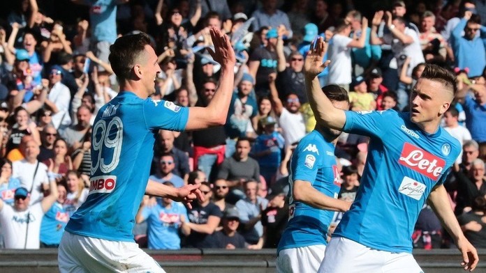 Arkadiusz Milik oslavuje so spoluhráčmi vyrovnávajúci gól.