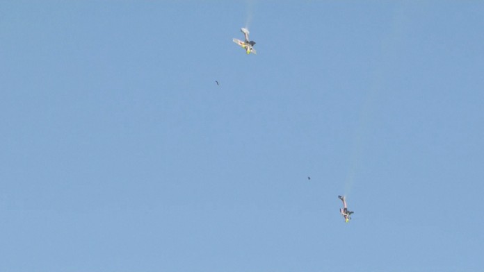 VIDEO: Neuveriteľný kaskadérsky kúsok. Piloti vyskočili z lietadiel a vo vzduchu si ich vymenili