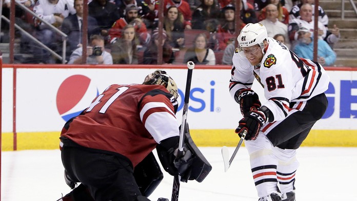 Gólman Arizony čelí pokusu slovenského útočník Mariána Hossu z Chicaga.