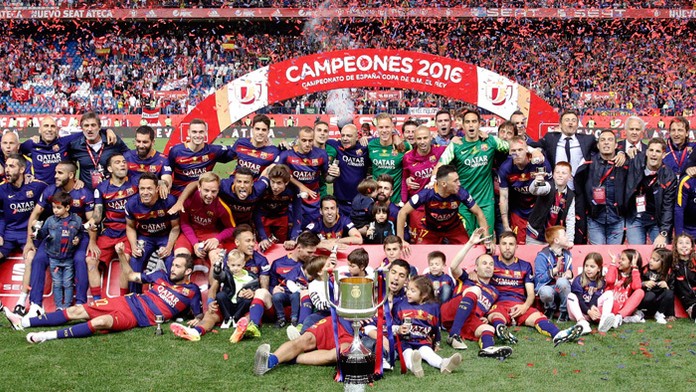 Futbalisti FC Barcelona pózujú po zisku španielskeho pohára Copa del Rey.