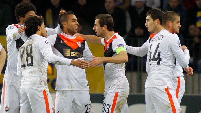 Hráči Šachtaru Doneck oslavujú gól Alexa Teixeiru (v strede).