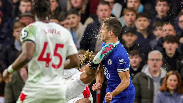 VIDEO: Prehra s posledným tímom aj kopačka do hlavy. Azpilicueta mal ťažký deň, no je pri vedomí