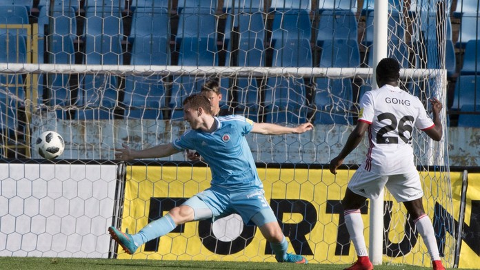 Hilary Gond (Trenčín) strieľa v nadstavenom čase tretí gól v zápase so Slovanom.