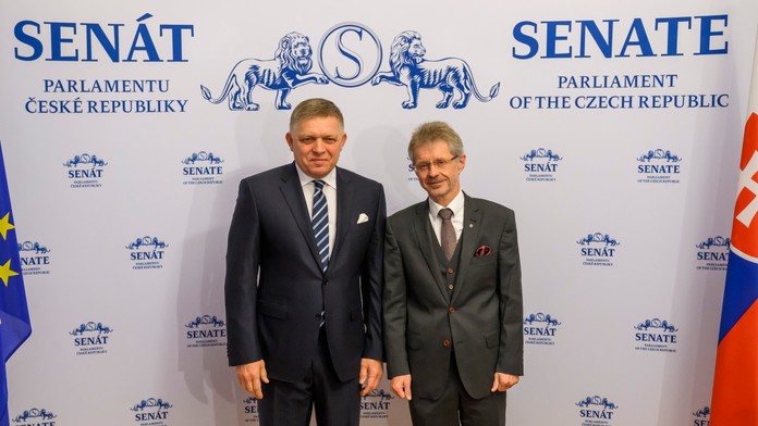 Na snímke zľava Robert Fico počas stretnutia s predsedom Senátu českého parlamentu Milošom Vystrčilom.