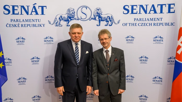 Na snímke zľava Robert Fico počas stretnutia s predsedom Senátu českého parlamentu Milošom Vystrčilom.