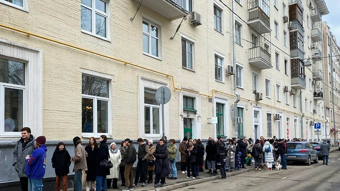 GALÉRIA: Navaľnej výzva - "Napoludnie proti Putinovi" - zabrala. Pred volebnými miestnosťami sa tvoria dlhé rady