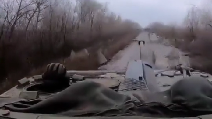 VIDEO: Rusi urýchlene budujú dračie zuby. Podľa záberov však obrnencov nezastavili