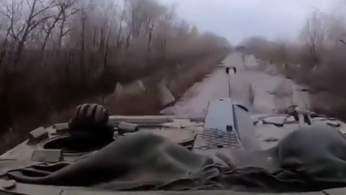 VIDEO: Rusi urýchlene budujú dračie zuby. Podľa záberov však obrnencov nezastavili