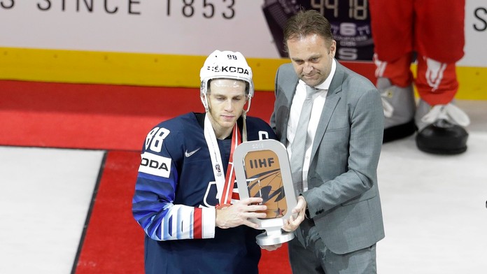 Patrick Kane s bronzovou trofejou za tretie miesto na MS.