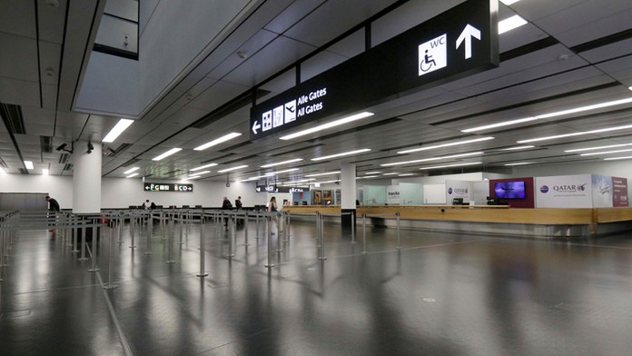 Ľudia vyprázdnili regály mnohých supermarketov.