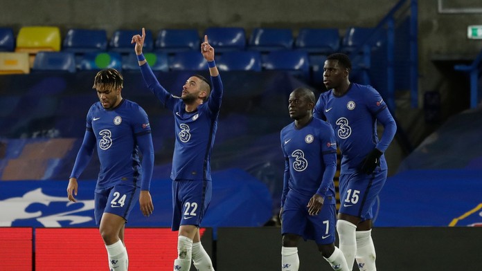 Hakim Ziyech (druhý zľava) oslavuje gól so spoluhráčmi z Chelsea v odvete osemfinále LM proti Atléticu.