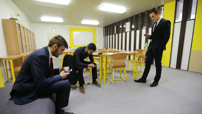 Študenti čakajú pred ústnymi maturitnými skúškami na Gymnáziu Andreja Sládkoviča v Banskej Bystrici. 23. mája