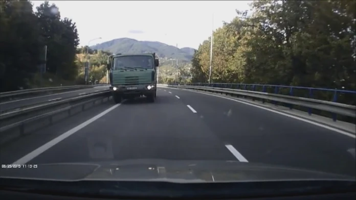 Vodič nákladného auta sa rútil po diaľnici v protismere