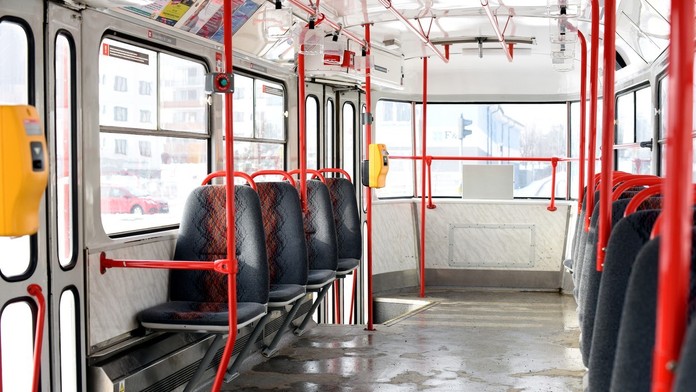 Dôchodkyni privrela električka nohu a rozbehla sa. Ženu stiahla súprava pod kolesá a usmrtila