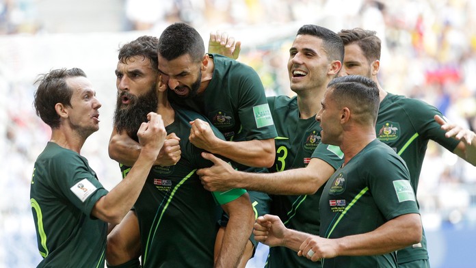 Austrálsky kapitán Mile Jedinak (druhý zľava) prijíma gratulácie od spoluhráčov po góle v dueli proti Dánsku na MS 2018.