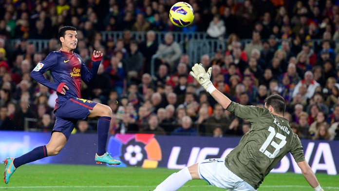 Na archívnej snímke Pedro Rodriguez (FC Barcelona) strieľa gól brankárovi Kikovi Casillaovi (Espaňol Barcelona).