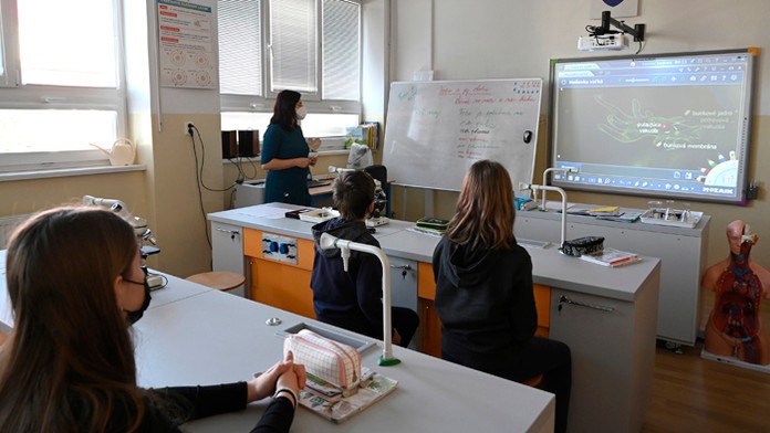 Žiaci počas hodiny biológie.