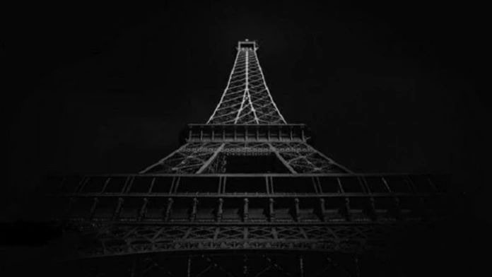 Eiffelova veža sa ponorila do tmy na počesť obetí parížskeho útoku.