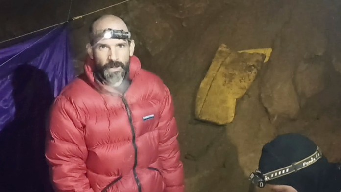 Na snímke americký speleológ Mark Dickey sa rozpráva so svojím kolegom v jaskyni Morca pri meste Anamur.