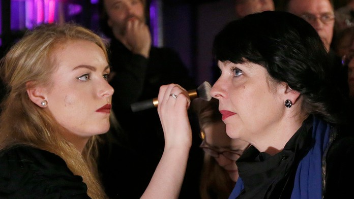 Predsedkyňa Pirátskej strany Birgitta Jonsdottirová (vpravo) počas úprav po predbežných výsledkoch v predčasných parlametných vo