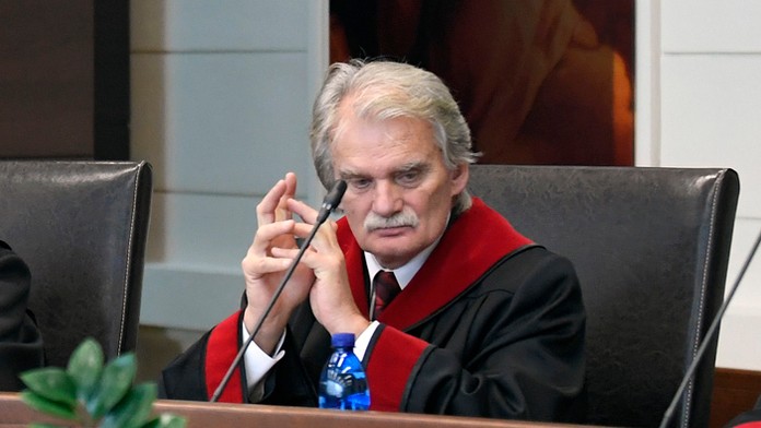 Zákazníci pijú kávu pred kaviarňou.