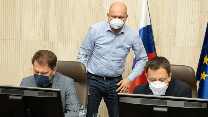 Vicepremiéri Igor Matovič, Richard Sulík a premiér Eduard Heger.