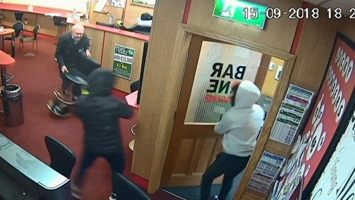 Starček zaútočil na zlodejov v stávkovej kancelárii