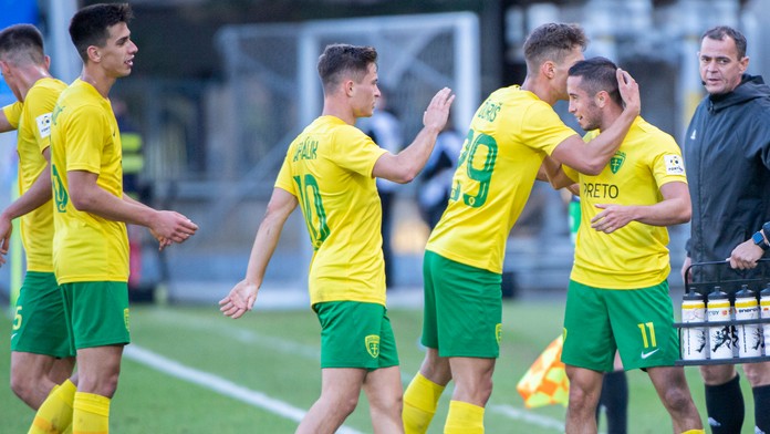 Vahan Bičachčjan oslavuje gól so spoluhráčmi.