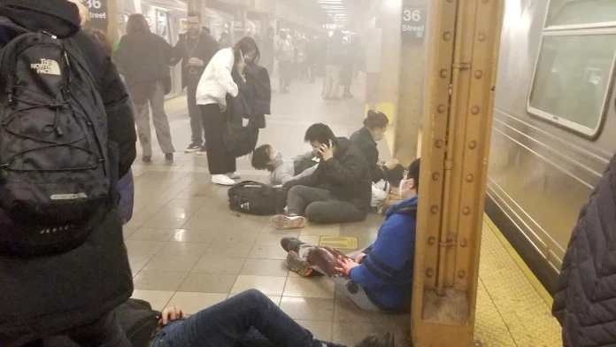 Muž v plynovej maske strieľal v newyorskom metre. Na mieste bolo najmenej 16 zranených