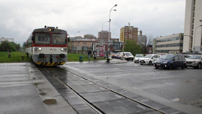 Prichádzajúci vlak do stanice Bratislava filiálka.