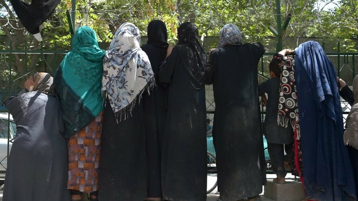 Afganské ženy, ktoré utiekli z domovov pred Talibanom
