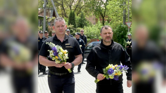 Na snímke je slovenský minister Mikulec, ktorý bol na pracovnej ceste na Ukrajine. Na snímke drží veniec, ktorý neskôr položil padlým vojakom. 