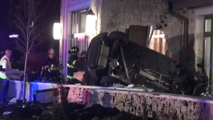 Prevrátené auto pred policajnou stanicou v meste Arlington Heights.