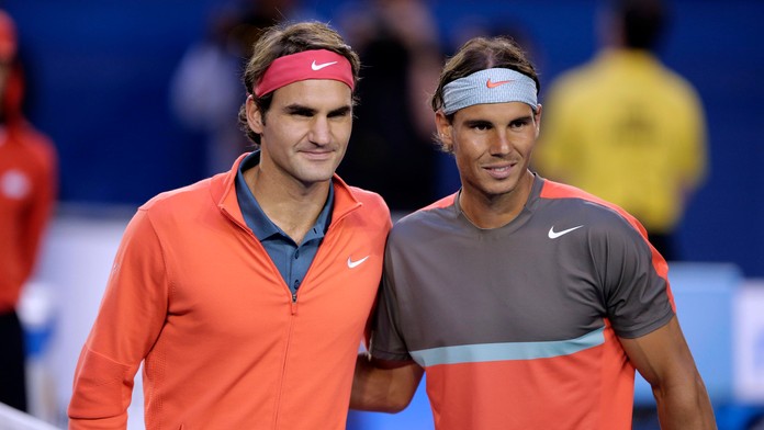 Na archívnej snímke z roku 2014  Rafael Nadal a Roger Federer pózujú fotografom pred začiatkom semifinále mužskej dvojhry na AO.