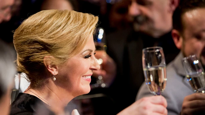 Chorvátska prezidentka  Kolinda Grabarová-Kitarovičová oslavuje víťazstvo.