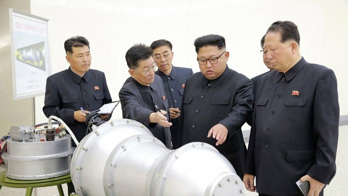 Severokórejský vodca Kim Čong Un si prezerá časti údajnej vodikovej bomby.