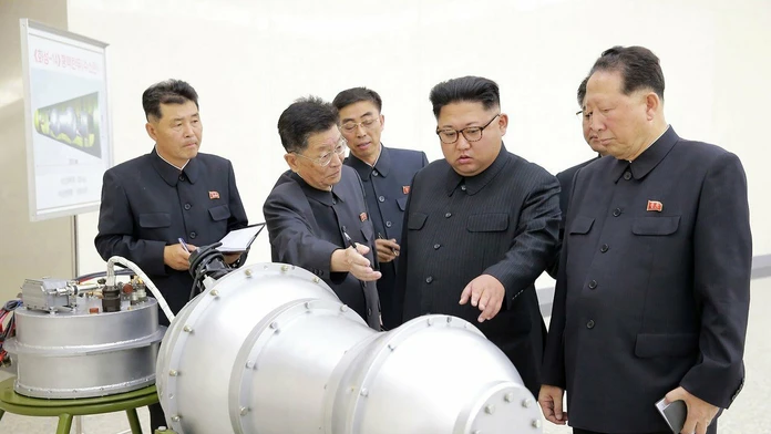 Severokórejský vodca Kim Čong Un si prezerá časti údajnej vodikovej bomby.