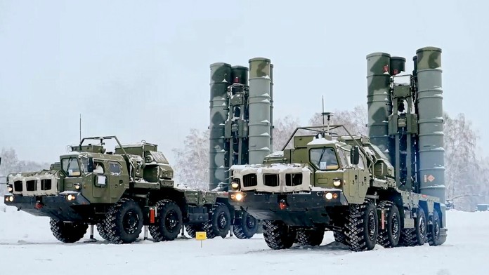 Ruské protiraketové obranné systémy S-400 v pozícii počas vojenského cvičenia.